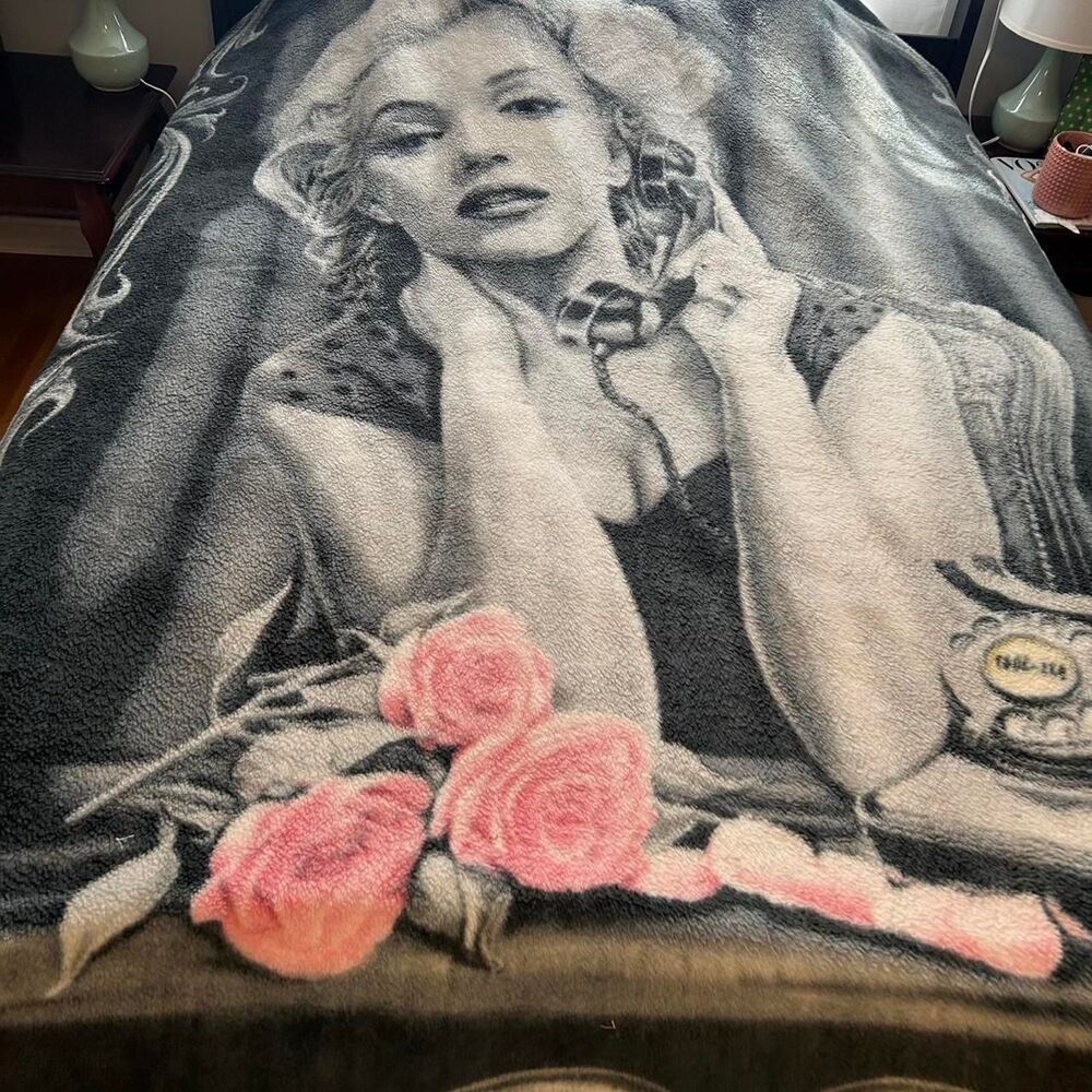 DGA Marilyn Monroe Heart Breaker Huge Plush Queen Blanket